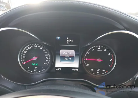 2015 Mercedes-Benz C 300 Luxury 4Matic z USA, uszkodzony, nr VIN 55SWF4KB4FU024129